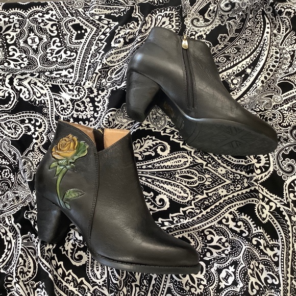 L’artisite Leather Ankle Boots with flower Sz 38 fit like 7.5 - Picture 1 of 11